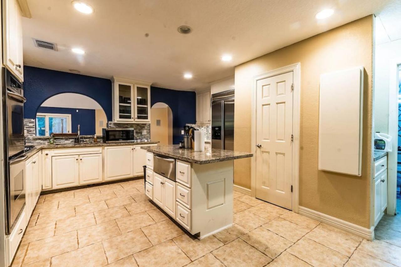 Huge 6 Bedroom With Pool, Spa, 85 Inch Tv, Game Room Houston Eksteriør billede